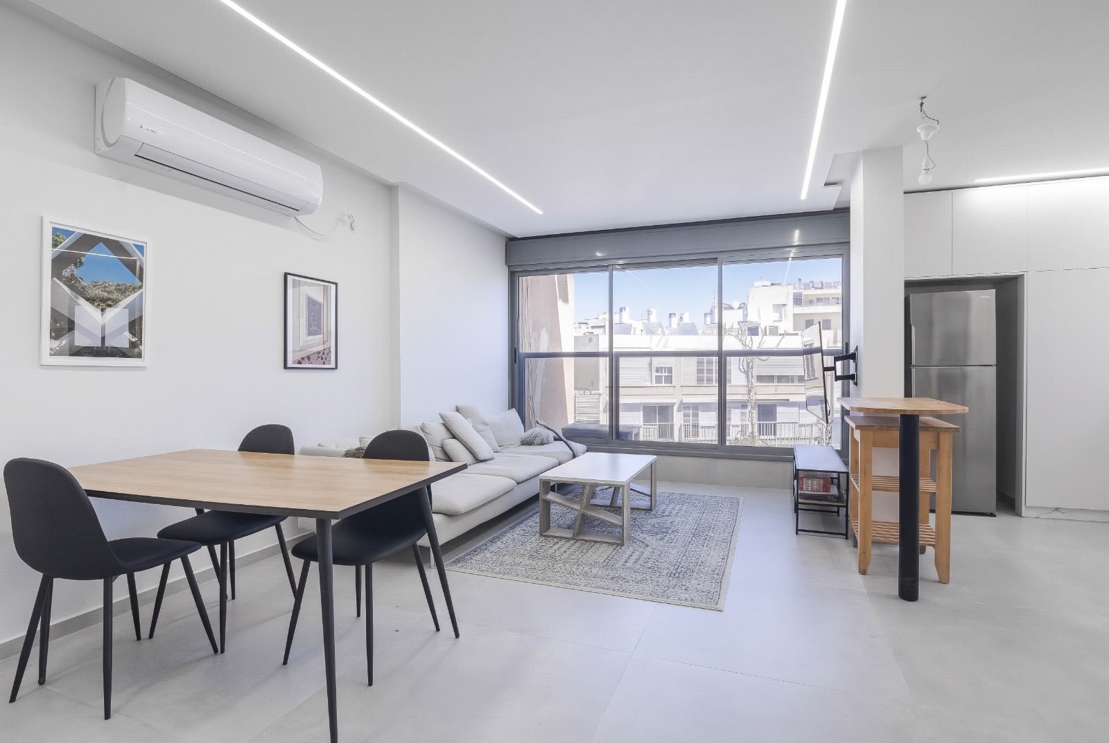 Renovated 3-Room Apartment a Minute from the Beach