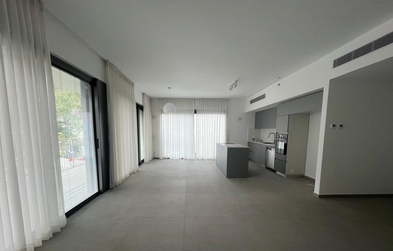 Expansive 6-Room Family Apartment with Sun Balcony near Kikar HaMedina