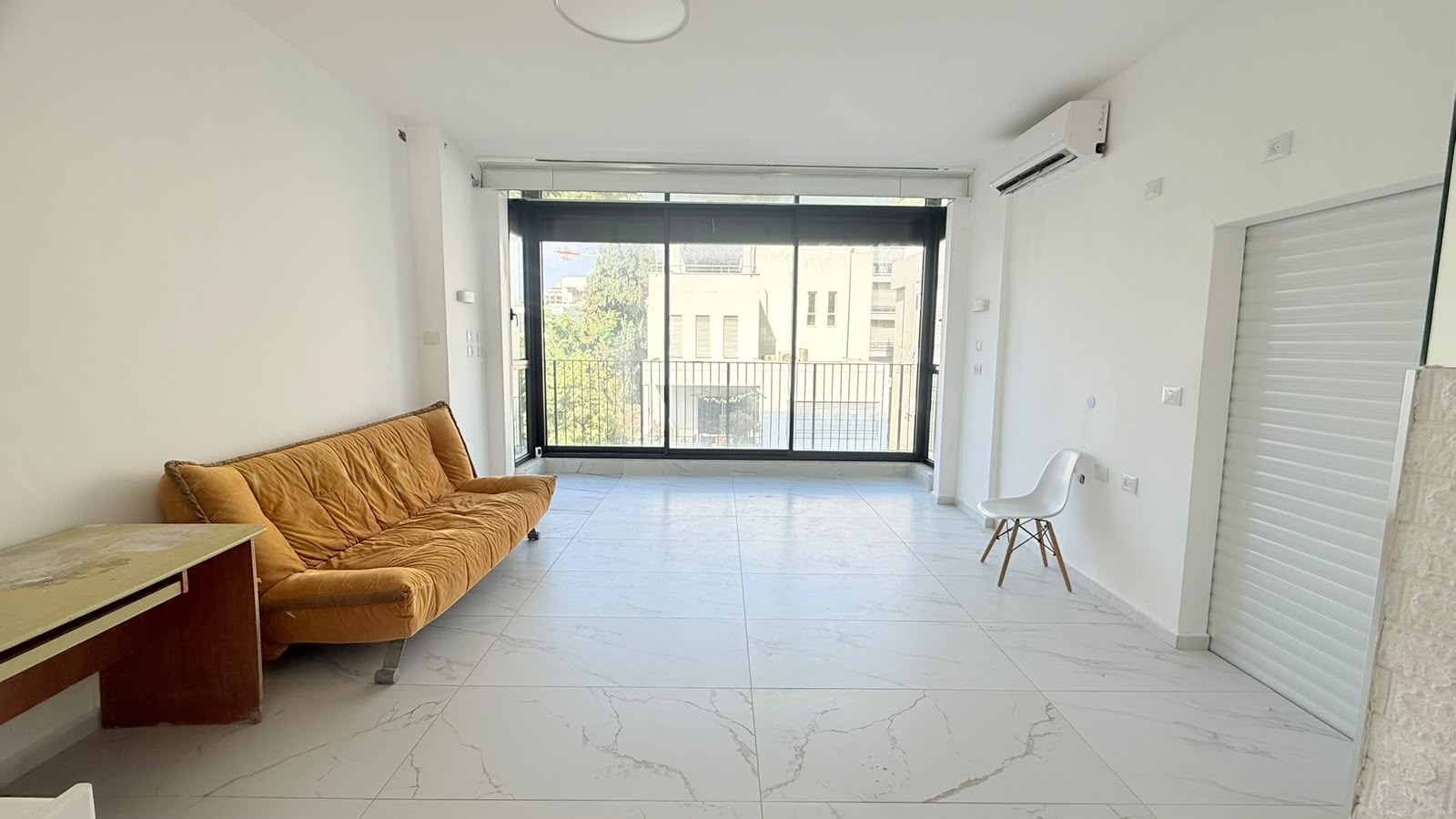Bright 3-Room Apartment on Graetz Street