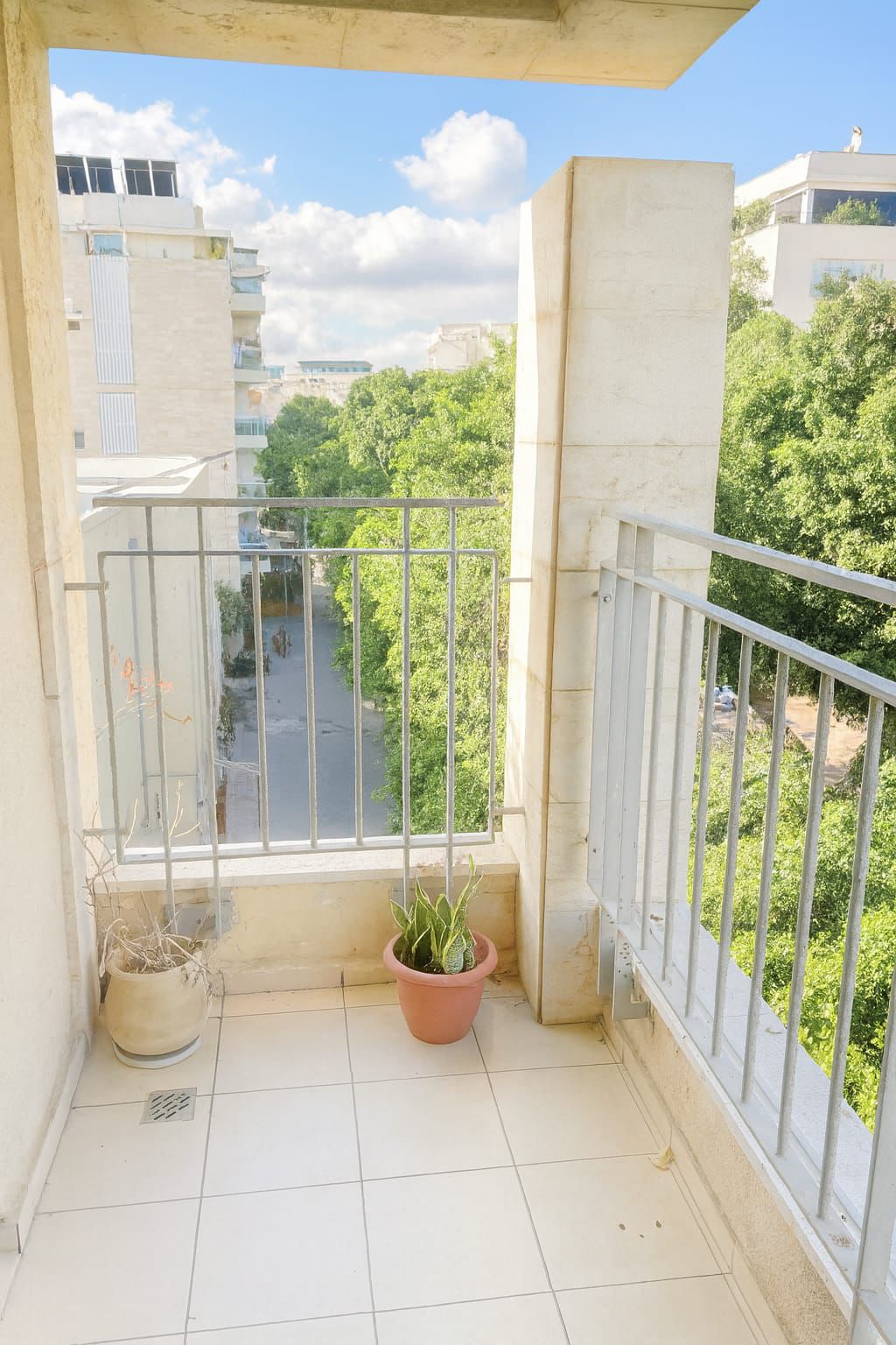 Quiet 2.5-Room Apartment with Two Balconies on Dizengoff Street