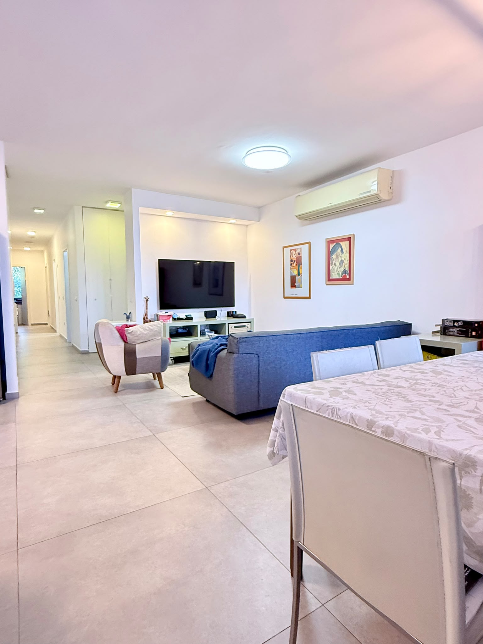 Renovated 5.5-Room Apartment with Parking by Kikar HaMedina