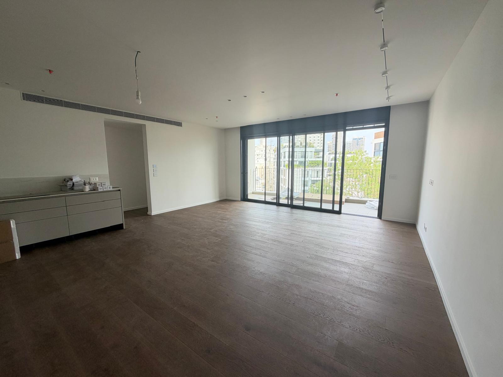 Garden-Facing 4.5-Room Apartment with Balcony near Kikar HaMedina