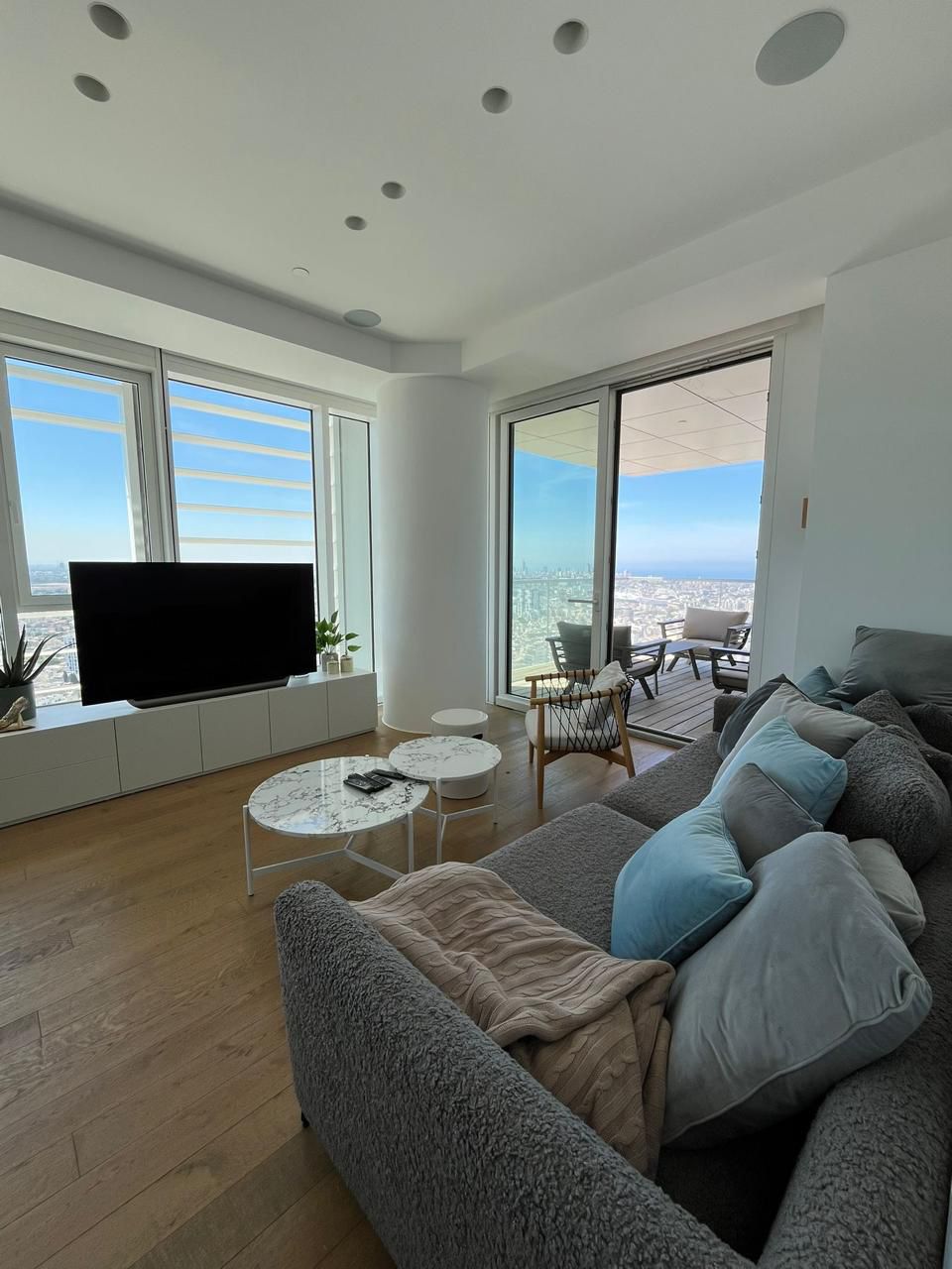 Architect-Designed Sea-View Residence in Meier on Rothschild