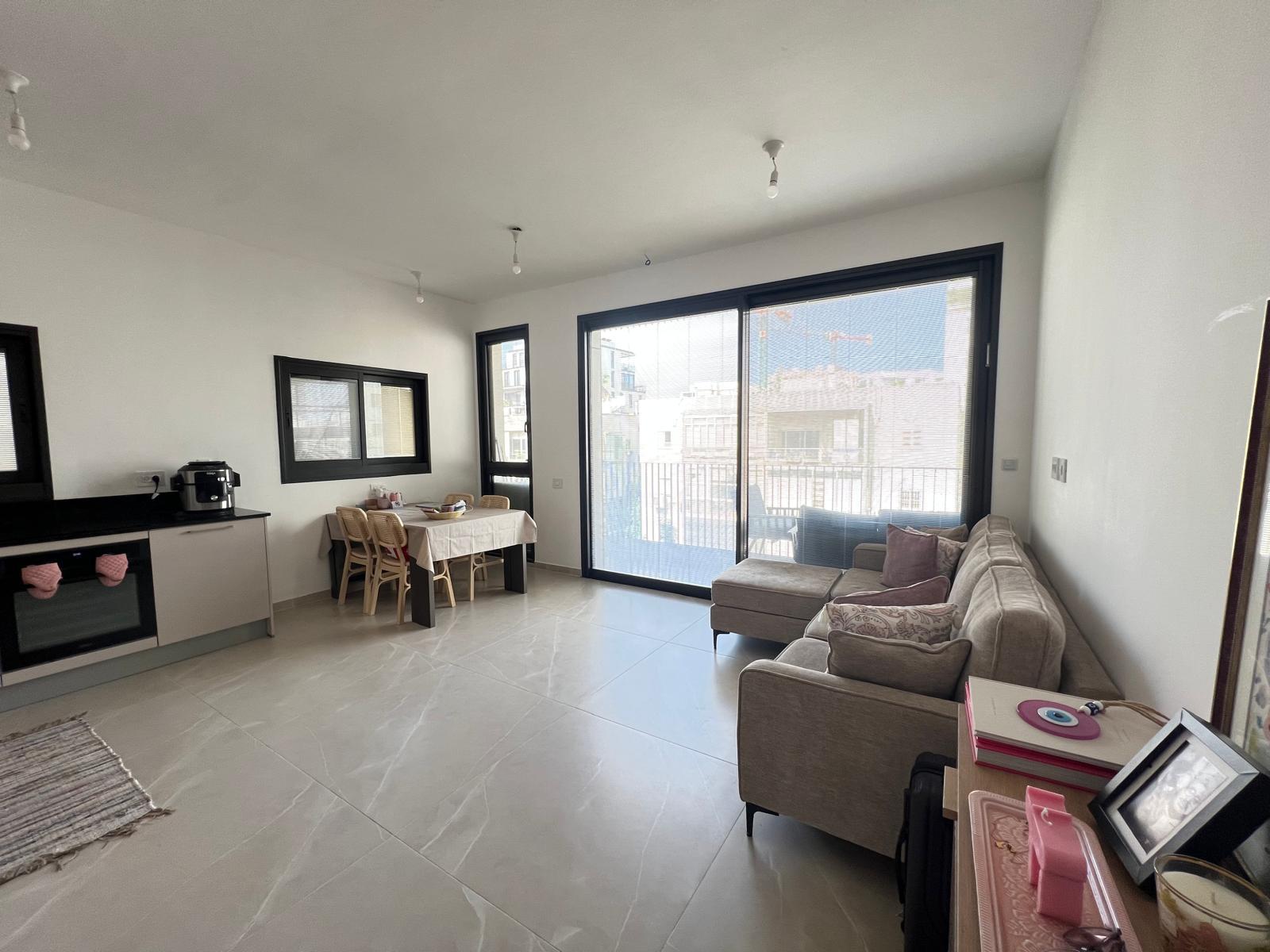 Bright 3-Room Apartment with Balcony and Robotic Parking near Rabin Square
