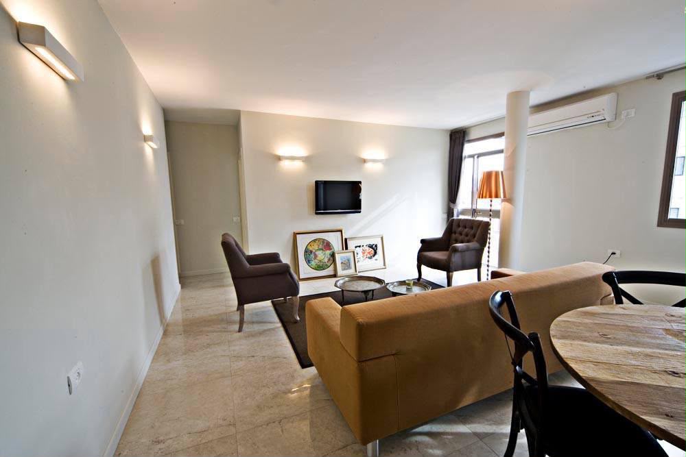 Furnished 3-Room Apartment with a Balcony on Gordon Street