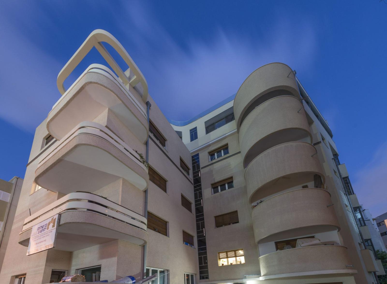 For Sale: Duplex Penthouse with 65 sqm Terraces in a Bauhaus Building, Lev HaIr (Ref.)