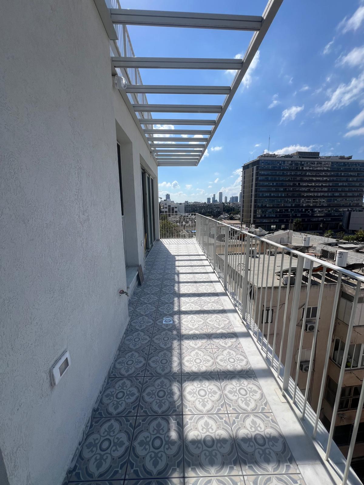 High-Floor 3-Room Apartment with Balcony and Parking near Rabin Square