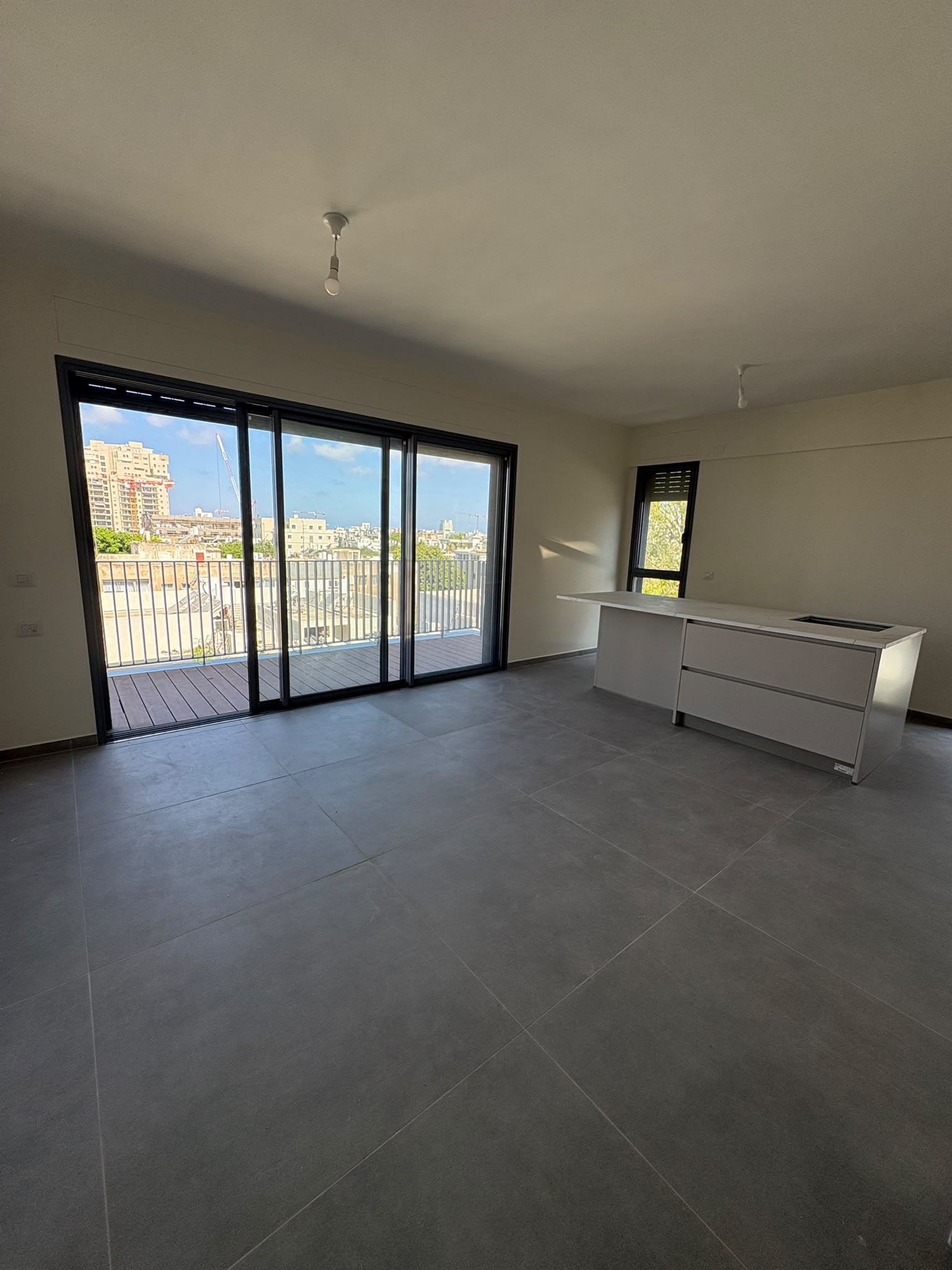 New 4-Room Apartment with Balcony on Mossinzon Street