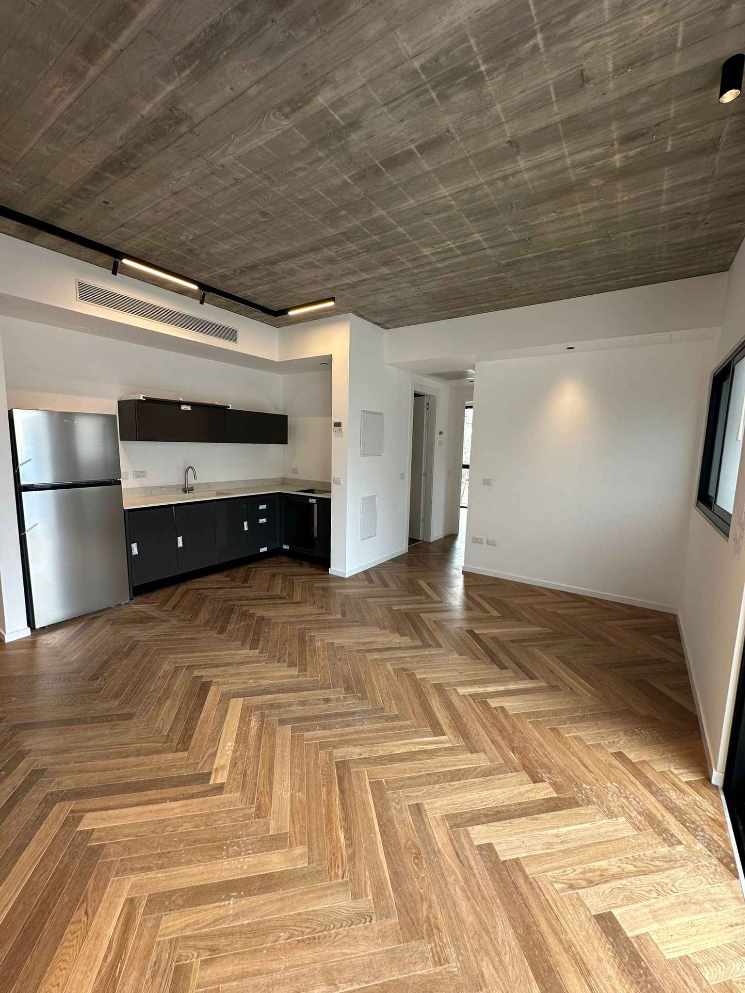 Bright 3-Room Apartment with Sun Balcony on De Haaz Street, Old North