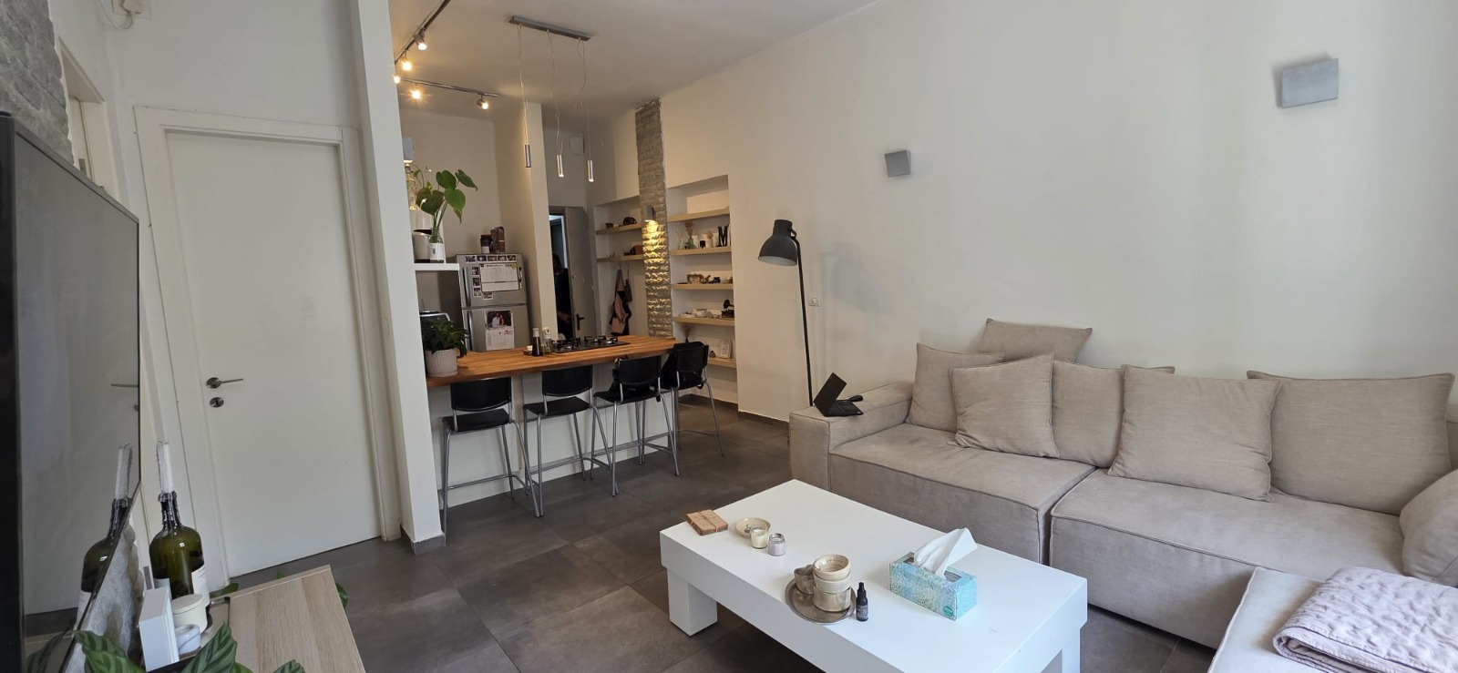 Beautiful 2 bedroom apt in the heart of the city – by Shenkin