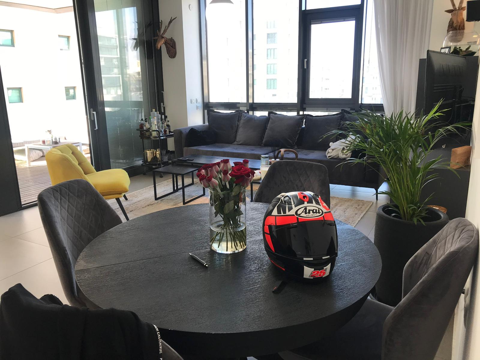 On the beach in the luxurious building 2 bedroom apartment with terrace