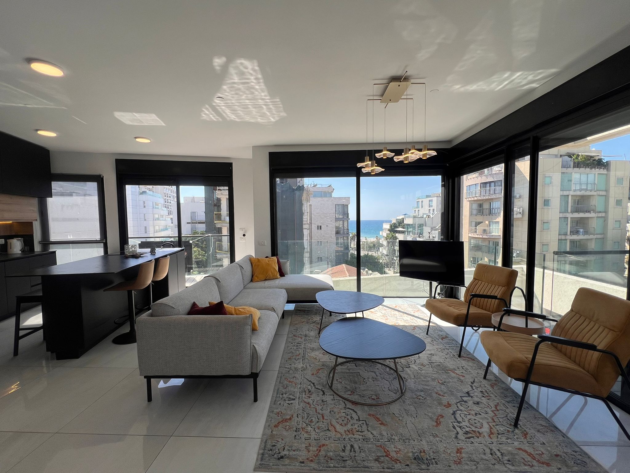 Penthouse on one level with sea view right by the beach