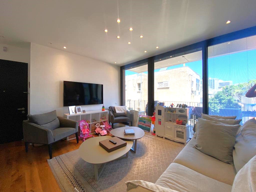 3 room apartment with balcony and parking in the best location in Tel Aviv