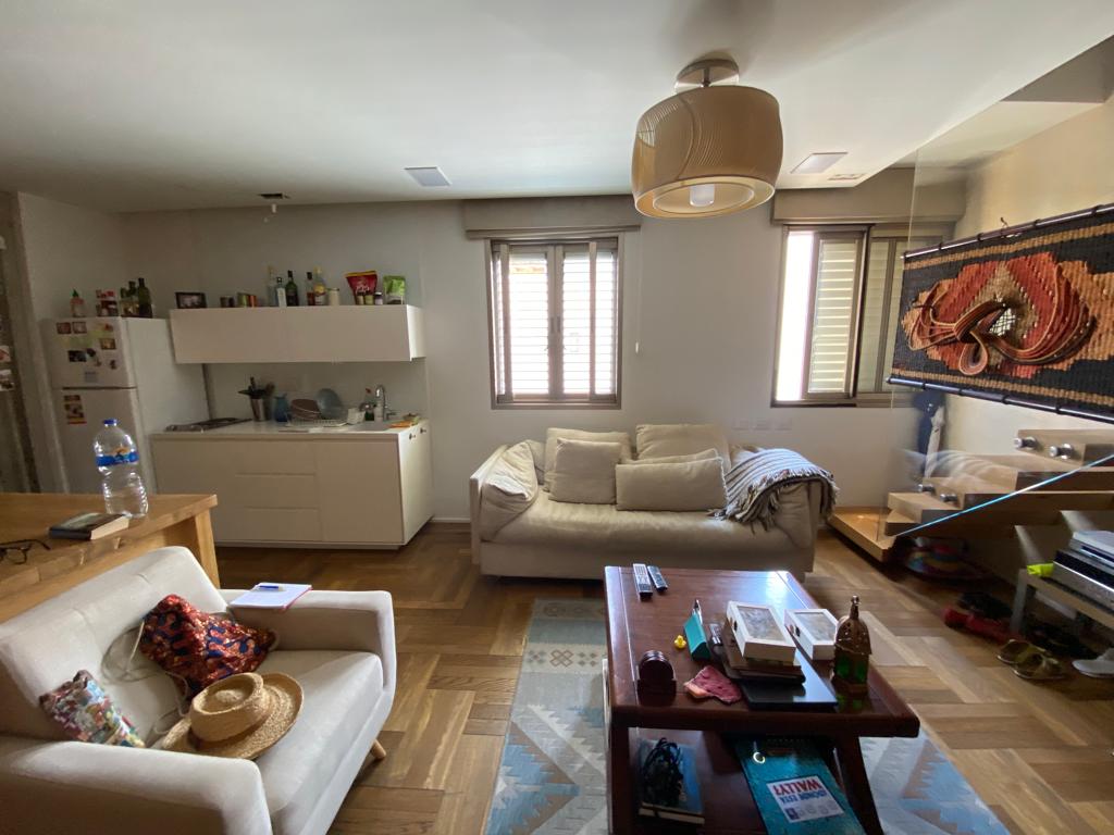 A stunning 3 bedroom duplex-penthouse designed to a high standard in Pinsker st