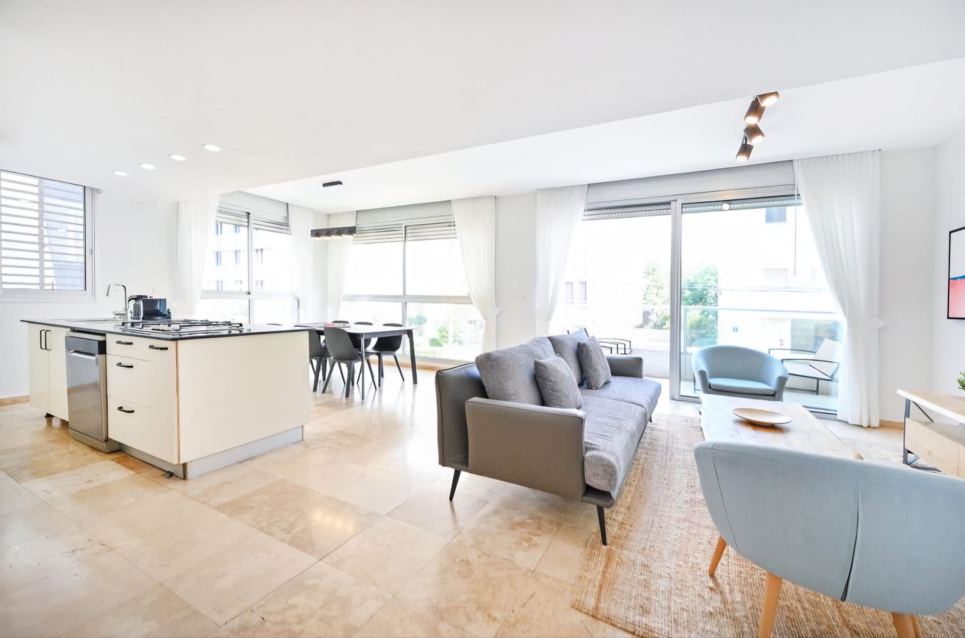 For Rent : Luxurious 4-room apartment with a sun terrace and a full view of the sea