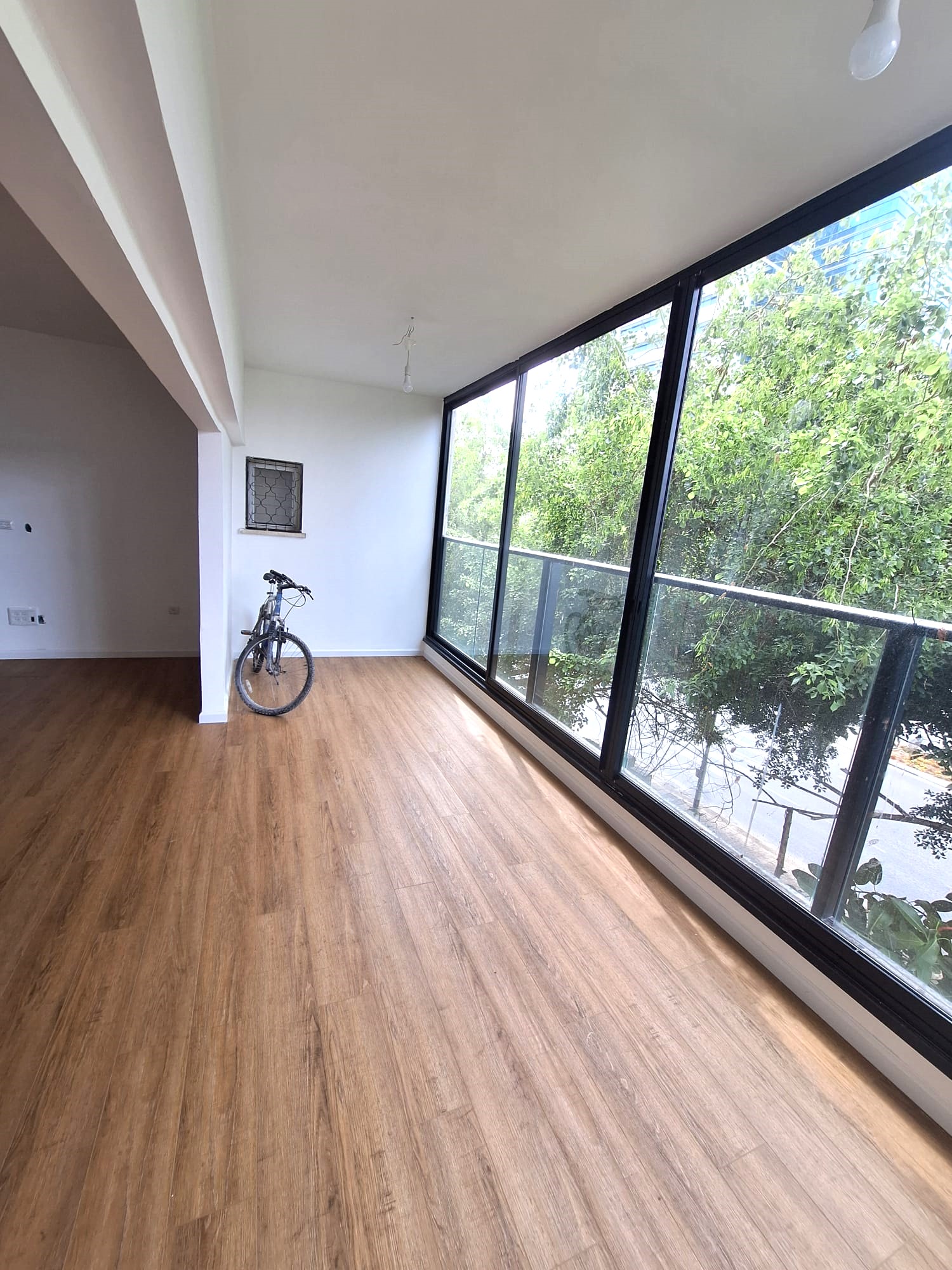 For rent: On Shaul Hamelech huge and beautiful 4-bedroom apartment!