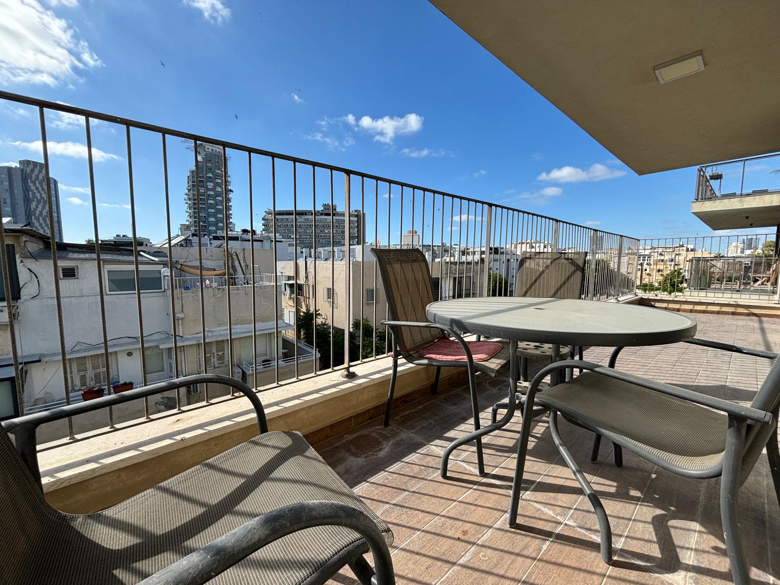 For Rent: Spacious, bright and beautiful, completely new 5 room apartment!