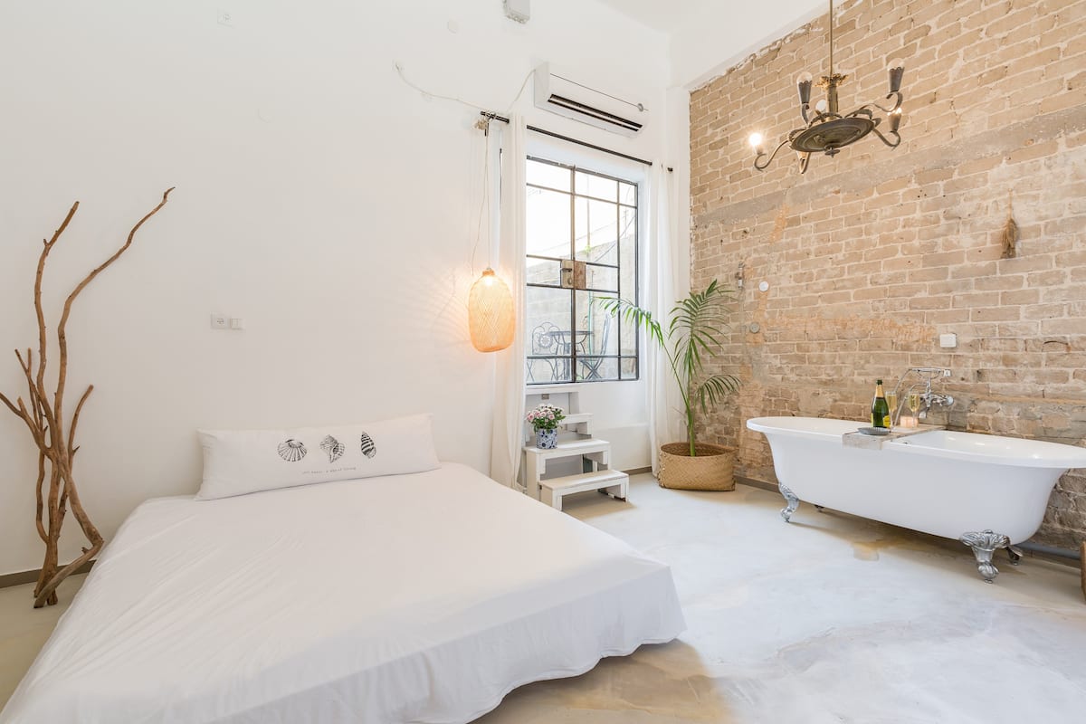 BEAUTIFUL AND STYLEIST DESIGNED LOFT WITH A BALCONY IN THE DESIRABLE FLORENTIN STREET