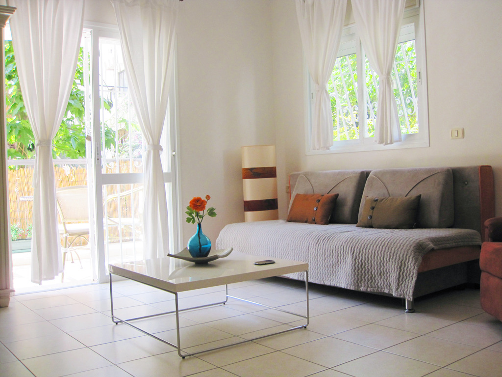 Beautiful and fully furnished  1 bed. apartment in an excellent location by Gordon beach on Lassal st.