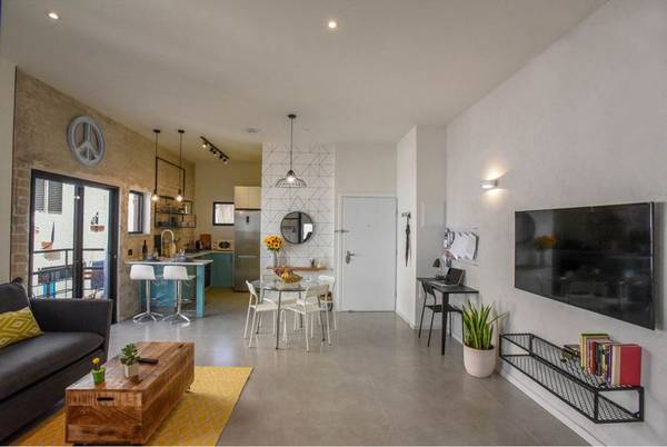 Spacious and beautiful 2 bedroom and 2 bathroom designed apartment on a quiet street by Dizengoff and Gordon