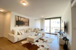 In a small street in the city center, a quiet 3-room apartment with a balcony and parking in a beautiful new building!
