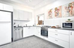 Huge renovated 3 bedroom apartment by Gordon