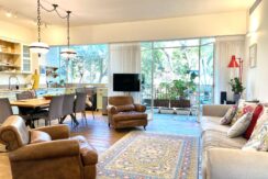 Elegant and Spacious Huge 3.5 room Apartment Overlooking Dubnov Garden in Tel Aviv