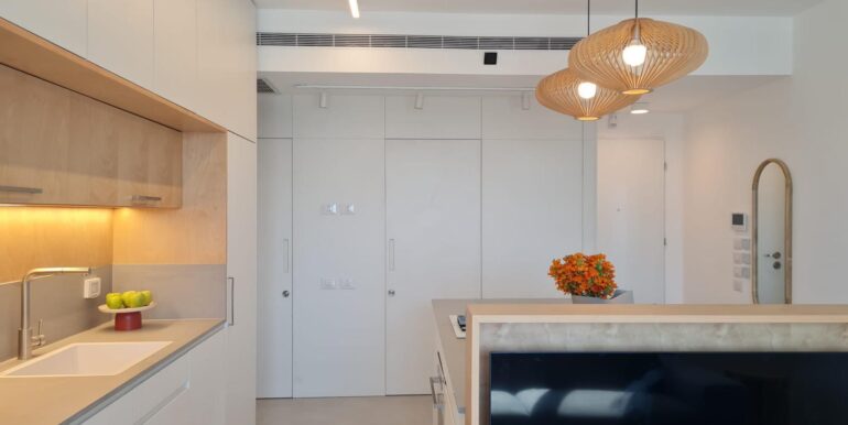 12076689-a58a-447e-8772-5be7651cdc42