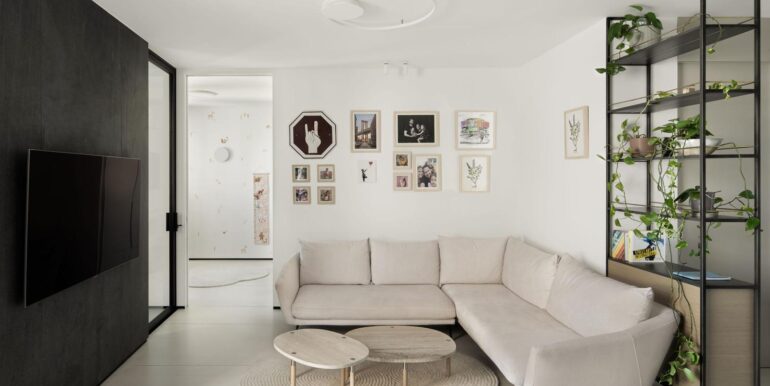 8c5787c6-368b-41b6-9935-202a7c1b54b2