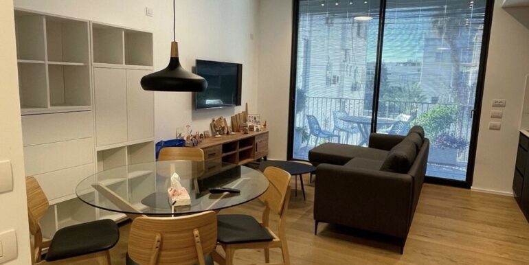 large-Media 6-719D335F-C908-49B4-A394-1A9BC1AE7B4B