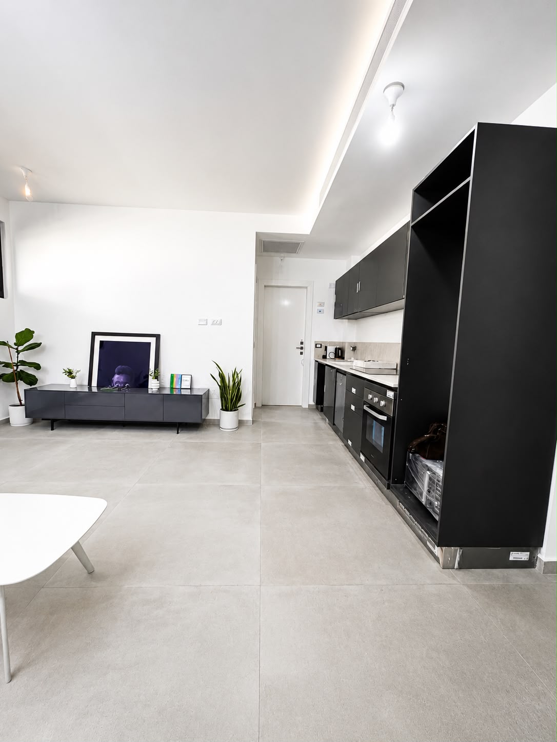 A fully designed and furnished 2-room apartment, in a new and prestigious building.