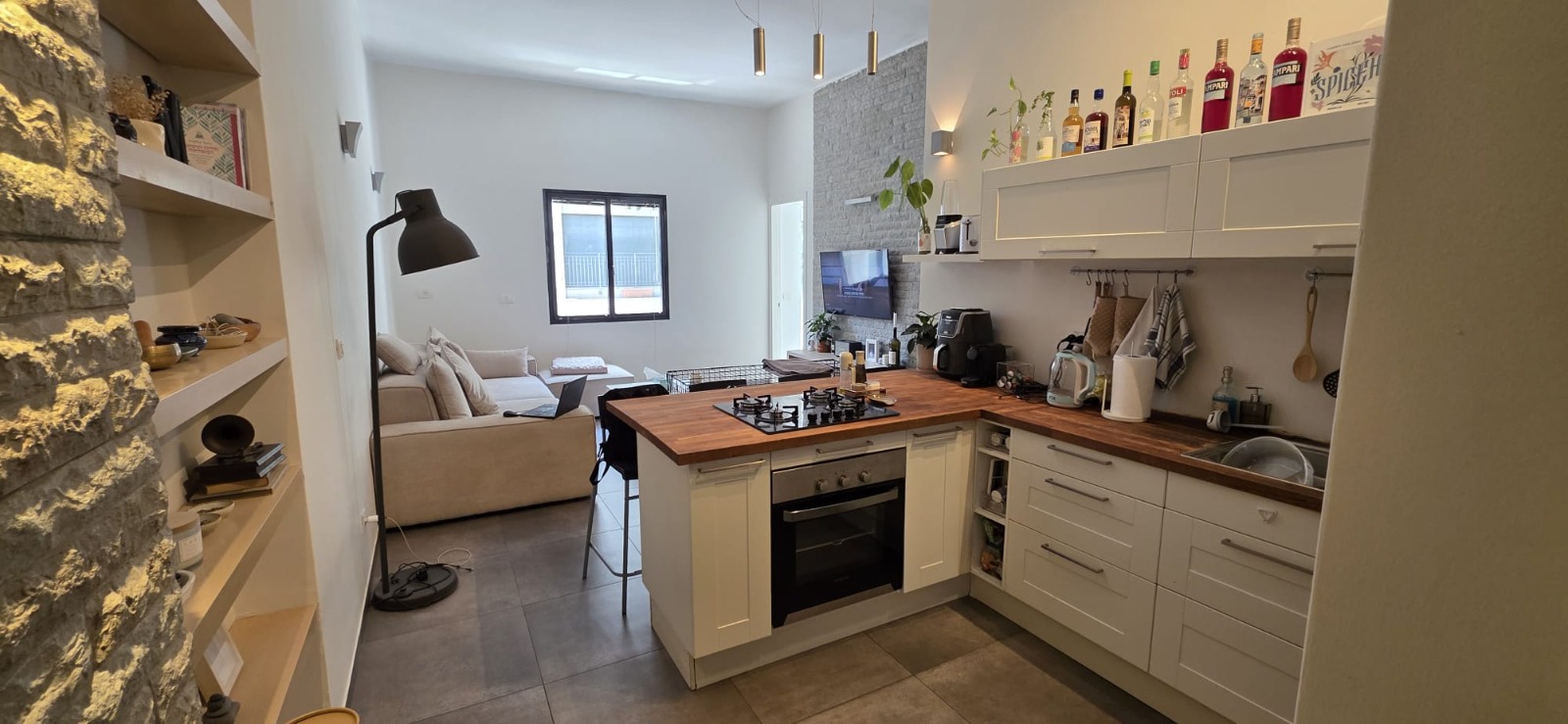 Beautiful 2 bedroom apt in the heart of the city – by Shenkin